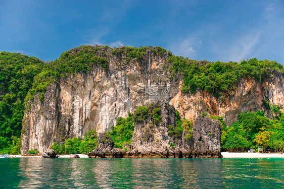 白色高的悬崖美丽沙滩位于泰国的洪岛图片