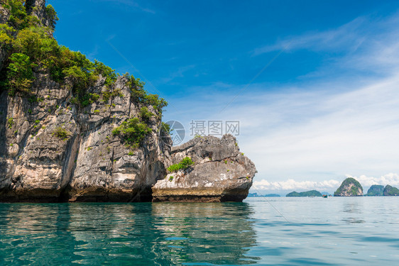 阳光明媚的海景图片