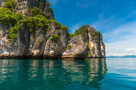 绿的干净水美丽风景高悬崖在泰国Krabi度假村图片