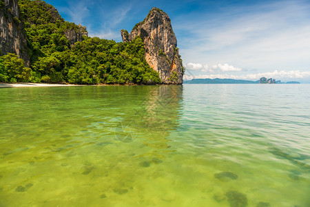 清晰的海水观察美丽的海湾中珊瑚悬崖高海陆克拉比图片