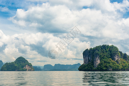 在泰国度假胜地的阳光明媚一天美丽海景从船上看图片