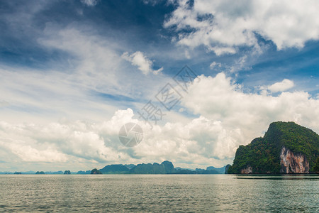 美丽的天空和积云覆盖在海的安达曼山上图片