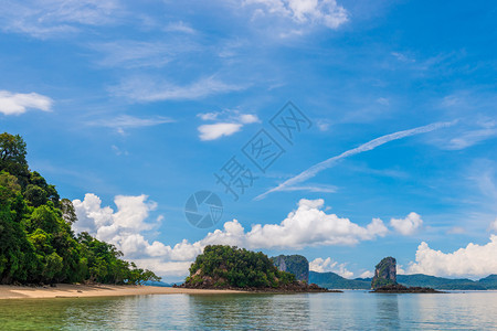 沙空滩和地平线上美丽的山丘是泰国安达曼海的美丽景色图片