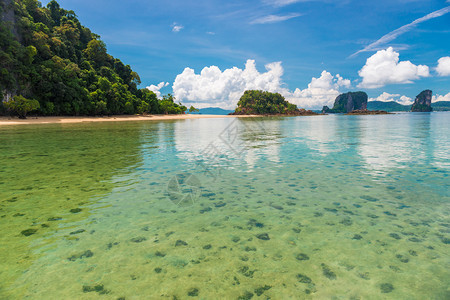 从浅水的无人居住岛屿和海泰国Krabi度假胜地的海中无人居住岛屿图片