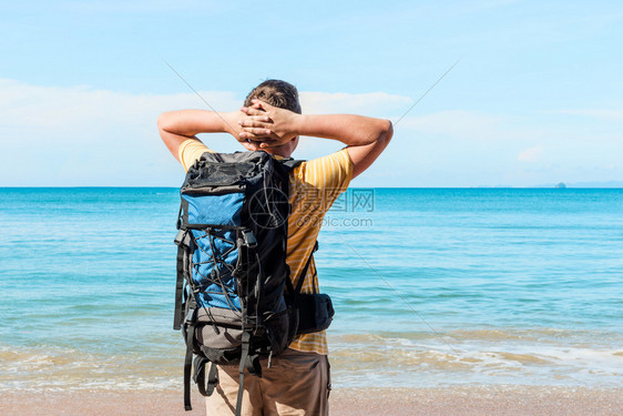 海景假期带背包的游客仰慕海图片