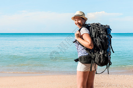 度假海滩上快乐的女游客图片