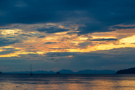 黄昏时美丽的明亮天空在泰国宁静的安达曼海面上图片