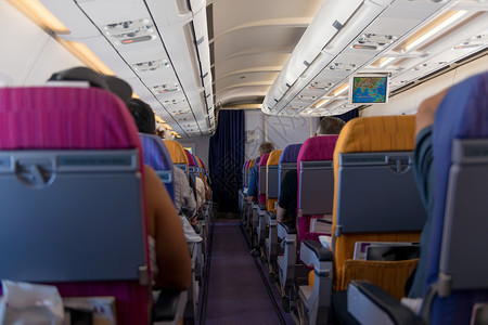 飞机上坐着安静的乘客们图片