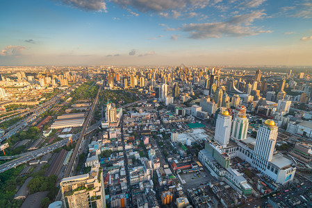 日落时的摩天大楼顶部Bangko图片