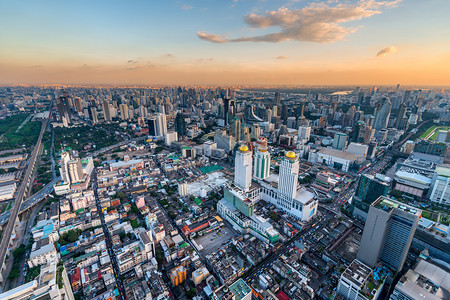 日落时的摩天大楼顶部Bangko图片