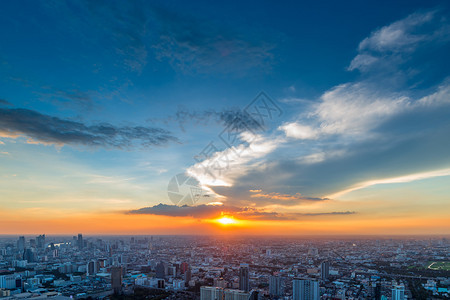 日落时在Bangko上空有许多美丽的天空图片