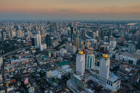 高摩天大楼的灰色都市一张高摩天大楼的Bangko照片图片