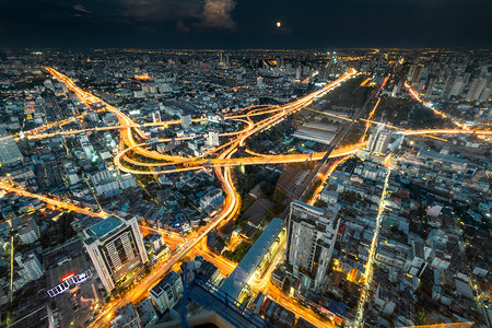 夜视上方的交通十字路口道和桥梁背景图片