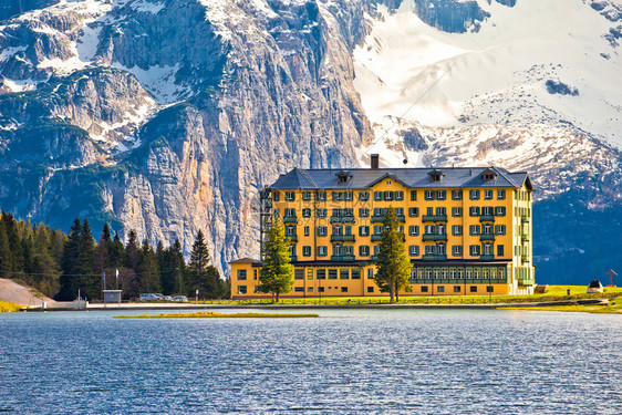 梦幻般的莫苏里娜湖景意大利平原地区的阿尔卑斯山脉地区图片