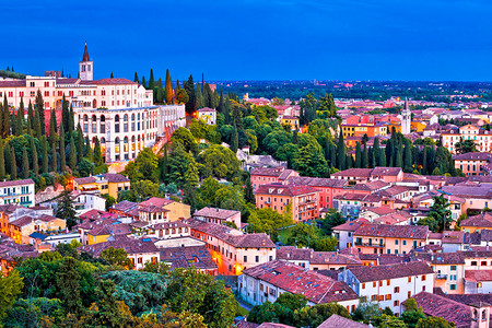 Verona屋顶和歌剧的夜景卡利亚意大平原地区图片