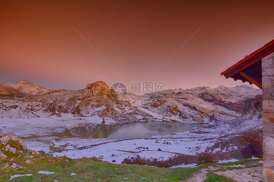 环西那湖的全景和西班牙的火山灰中积雪图片