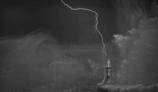 闪电冲过旧灯塔以及西班牙阿斯图里亚的河口码头图片