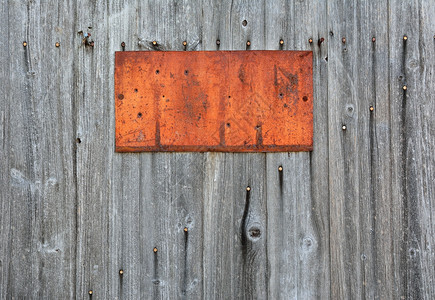 木制墙上生锈的金属标志复制空间图片