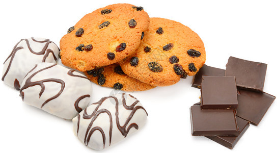 在白色背景中分离的饼干和巧克力宽幅照片图片