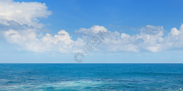 热带海洋滩浪和蓝天空宽广的照片背景图片