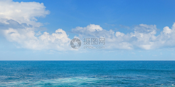 热带海洋滩浪和蓝天空宽广的照片图片