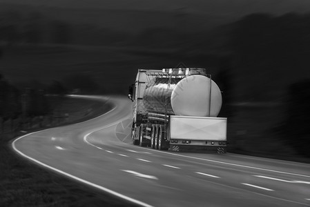 在德国公路上行驶的大型白色油罐车图片