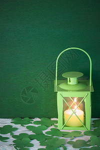 里面有绿灯和点燃的蜡烛周围都是绿纸色木制背景图片