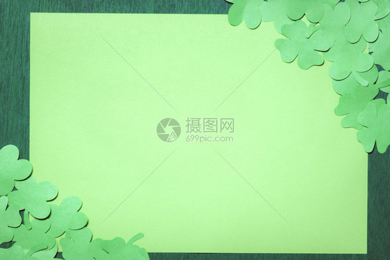 白纸两个对面的以深绿色木制背景为中心图片