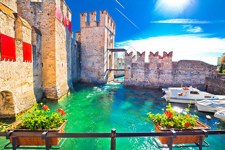 西米奥内镇入口墙壁视图意大利高地Lagodiar图片