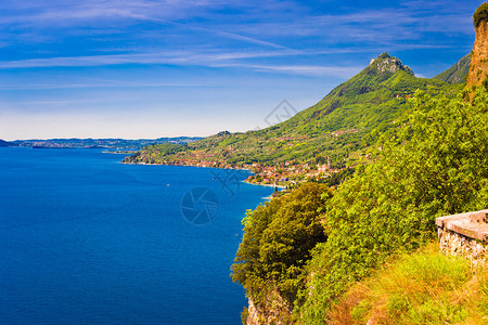 嘉纳湖西海岸悬崖边风景在意大利洛巴蒂地区的豪华轿车附近图片