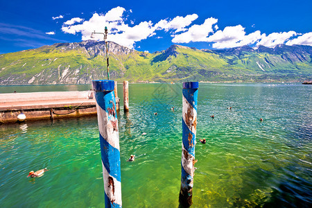 绿色湖和高山风景豪华轿车苏尔山地洛巴迪意大利图片