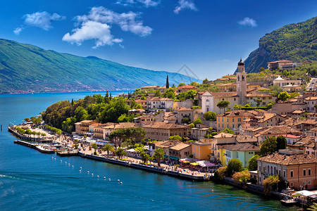 豪华轿车sulGard水边风景意大利的洛巴蒂地区图片