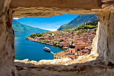 从意大利Lombardy地区G湖山丘的石窗上图片