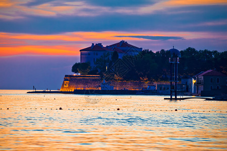 扎达尔海滨金色日落的景croati的dlmti地区图片