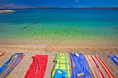 卡斯特拉湾croati的Dlmti地区卡斯特拉湾的边海滩上毛巾图片