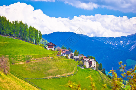 山坡上的高大坝瓦尔巴迪亚的止痛症南高音斜坡的阿尔卑斯山图片