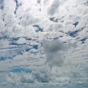 美丽的乌云慢地在天空中飞翔图片