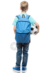 小男孩背着蓝色书包和抱着足球的背影图片
