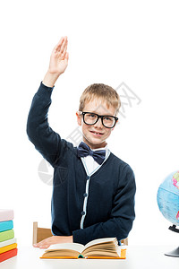戴眼镜儿童一名在工作室桌子上戴眼镜的男学生垂直肖像背景