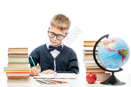 非常聪明的男孩眼镜和书坐在桌子上白色背景的脸图片
