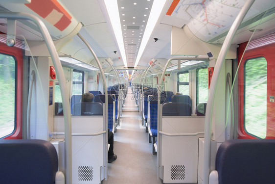 配有德国地区列车内椅子对齐两行以及之间一条很长的走廊人文主题图象公共交通图片