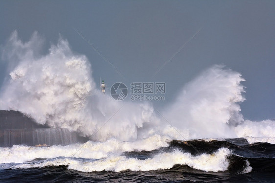 在西班牙的阿斯图里亚岛横跨灯塔和圣埃斯特班码头的暴风波图片