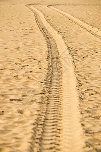 卡车在沙中的轨迹图片
