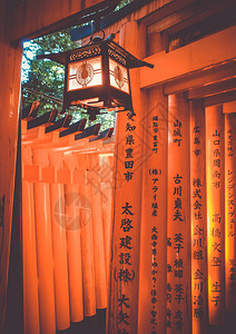 日本京都的鱼生稻成太社神社的传统灯笼日本京都fushimiinaritaisha神社的灯笼图片