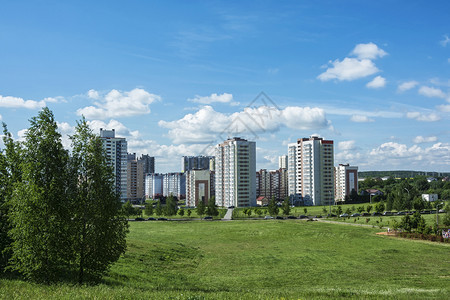 工业景观城区的边缘有高楼建筑公路和汽车图片