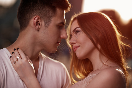 夫妇日落情侣在街边深情对视背景