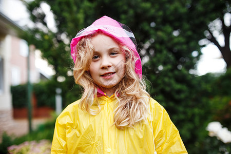 穿着黄色雨衣的小女孩图片
