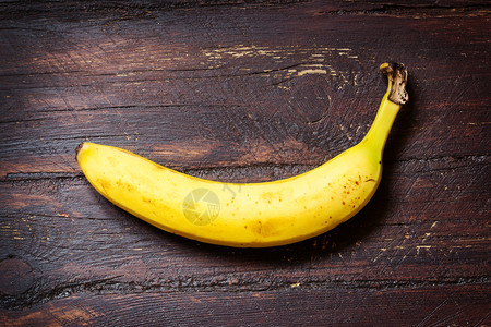 木桌上的香蕉图片