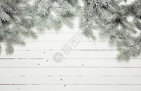 圣诞节和新一年的装饰组成木制背景的毛树枝顶部视图以及您文字的位置圣诞节和新年的装饰组成木制背景的毛树枝顶部视图以及您文字的位置图片