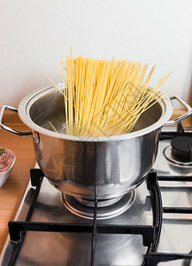 在沸水中煮锅的意大利面图片